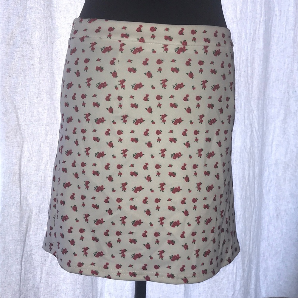 Cute floral skirt, sz M, side zipper, 17 inch hem